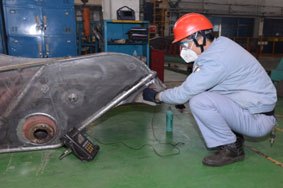 利用超声波探伤仪对焊缝和板材质量进行可视化检测，以减少产品内部缺陷。